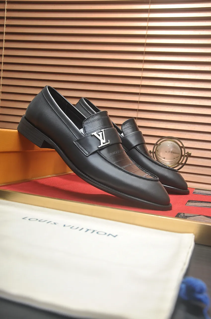 Men's men's shoes 💰540💶 [LV] (original single cowhide lining) 🍀LV's latest genuine leather business suit shoes are launched simultaneously on the official website. The first-layer cowhide imported from Italy is made of heavy gold, 💥official website 1:1 rubber outsole. Versatile to wear, high-end without losing class, and the color combination is extraordinary. This four-season style is alluring when worn on your feet, showing off your big-name flair. Standard code 38-45 (45 customized)